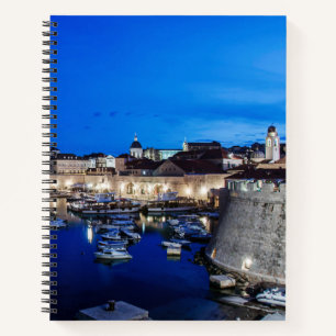 Der Hafen von Dubrovnik und die nachts beleuchtete Notizblock