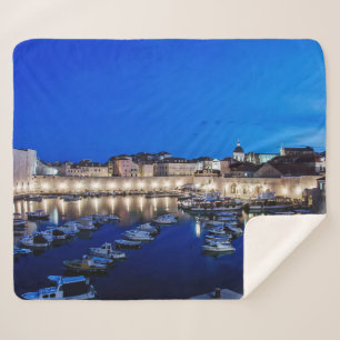 Der Hafen von Dubrovnik und die nachts beleuchtete Sherpadecke