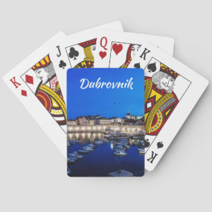 Der Hafen von Dubrovnik und die nachts beleuchtete Spielkarten
