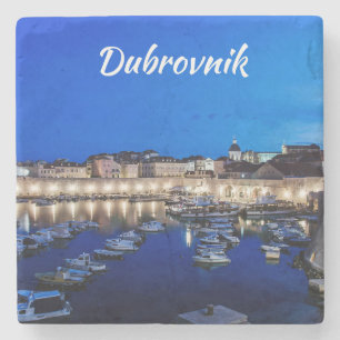 Der Hafen von Dubrovnik und die nachts beleuchtete Steinuntersetzer