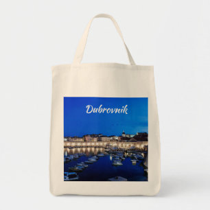 Der Hafen von Dubrovnik und die nachts beleuchtete Tragetasche