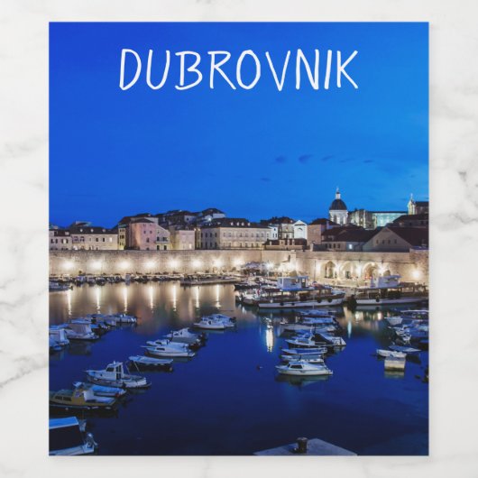 Der Hafen von Dubrovnik und die nachts beleuchtete Weinetikett (Einzelnes Label)