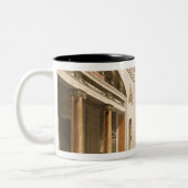 Der Hall, Carlton Haus Zweifarbige Tasse (Links)