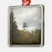 Der Hauptleuchtturm der Eule an einem bewölkten Silbernes Ornament (Links)
