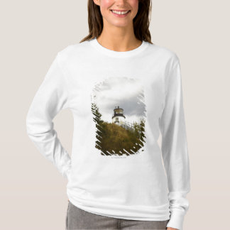 Der Hauptleuchtturm der Eule an einem bewölkten T-Shirt