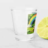 Der heilige Patrick's Day Leprechaun in Pot of Gol Schnapsglas (Links)
