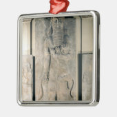 Der Held Gilgamesh, der einen Löwe hält Silbernes Ornament (Links)