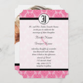 Der hellrosa Kronleuchter mit den Einladungen für  (Vorne/Hinten)