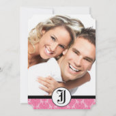 Der hellrosa Kronleuchter mit den Einladungen für  (Rückseite)