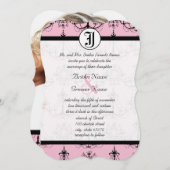 Der hellrosa Kronleuchter mit den Einladungen für (Vorne/Hinten)