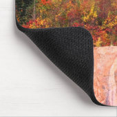 Der Herbst hinterlässt die Granitklippe Mousepad (Ecke)