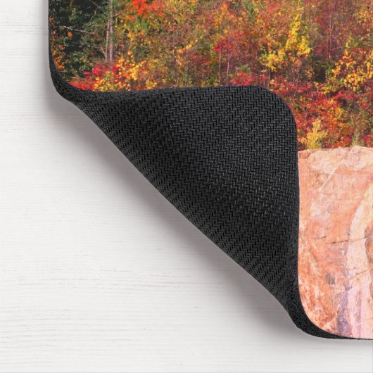Der Herbst hinterlässt die Granitklippe Mousepad (Ecke)