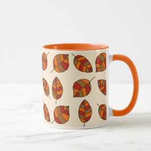 Der Herbst hinterlässt ein rotes Leaf-Muster in je Tasse