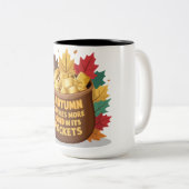 "Der Herbst trägt mehr Gold in seinen Taschen Zweifarbige Tasse (VorderseiteRechts)