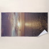 Der herrliche Sonnenaufgang über dem Meer Strandtuch (Vorderseite)