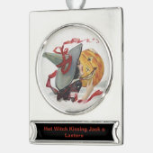 Der Hexenkuss: eine Kürbislaterne zu Halloween Banner-Ornament Silber (Links)
