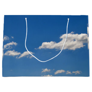 Der Himmel ist blau und weiße Wolken ziehen vorbei Große Geschenktüte
