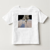 Der hintere Abschnitt des dockten Space Shuttles Kleinkind T-shirt (Vorderseite)