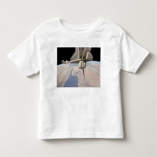 Der hintere Abschnitt des dockten Space Shuttles Kleinkind T-shirt (Vorderseite)