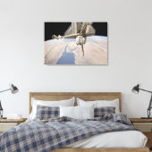 Der hintere Abschnitt des dockten Space Shuttles Leinwanddruck (Insitu (Schlafzimmer))