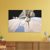 Der hintere Abschnitt des dockten Space Shuttles Leinwanddruck (Insitu (Wohnzimmer))