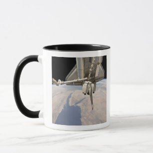 Der hintere Abschnitt des dockten Space Shuttles Tasse
