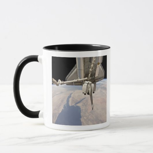Der hintere Abschnitt des dockten Space Shuttles Tasse (Links)