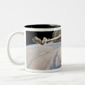 Der hintere Abschnitt des dockten Space Shuttles Zweifarbige Tasse (Links)