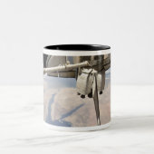 Der hintere Abschnitt des dockten Space Shuttles Zweifarbige Tasse (Mittel)