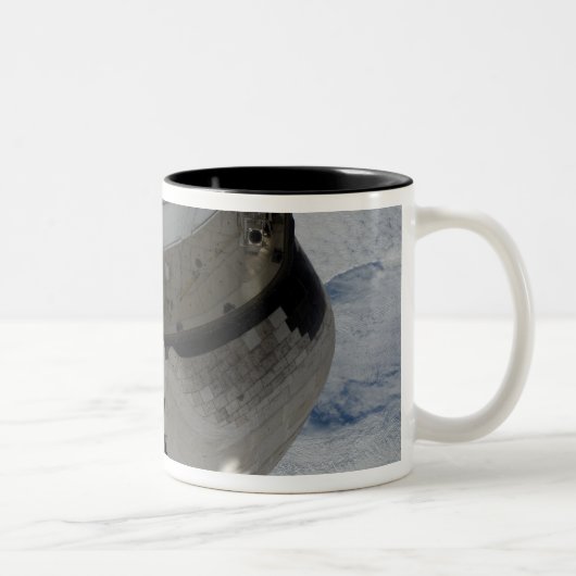 Der hintere Teil des Space Shuttle Endeavour 2 Zweifarbige Tasse (Rechts)