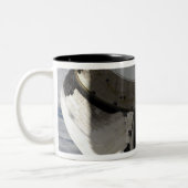 Der hintere Teil des Space Shuttle Endeavour 2 Zweifarbige Tasse (Links)