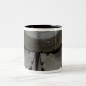 Der hintere Teil des Space Shuttle Endeavour 2 Zweifarbige Tasse (Mittel)