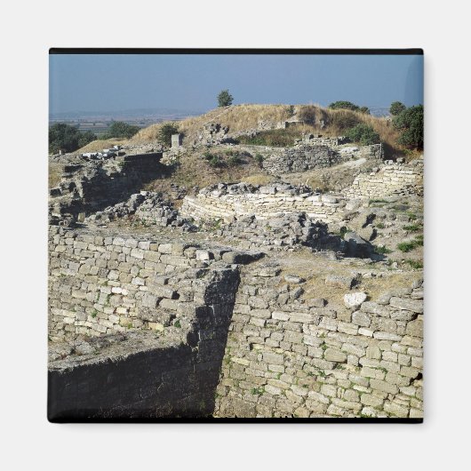 Der Hissarlik-Berg, der Standort von Magnet (Vorne)