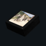 Der Hochzeitstag-März von Robinson, Vintage Newlyw Geschenkbox<br><div class="desc">Der Hochzeitsmaler März (1892) von Theodore Robinson ist ein Vintager Impressionismus mit Liebe und Romantik. Die Braut und der Bräutigam, ein glückliches, frisch verheiratetes Paar, gehen nach der Zeremonie durch eine malerische Stadt mit ihrer Hochzeitsfeier. Über den Künstler: Theodore Robinson (1852-1896) war einer der ersten amerikanischen Künstler, der in den...</div>