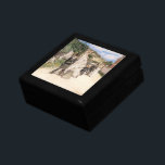 Der Hochzeitstag-März von Robinson, Vintage Newlyw Geschenkbox<br><div class="desc">Der Hochzeitsmaler März (1892) von Theodore Robinson ist ein Vintager Impressionismus mit Liebe und Romantik. Die Braut und der Bräutigam, ein glückliches, frisch verheiratetes Paar, gehen nach der Zeremonie durch eine malerische Stadt mit ihrer Hochzeitsfeier. Über den Künstler: Theodore Robinson (1852-1896) war einer der ersten amerikanischen Künstler, der in den...</div>