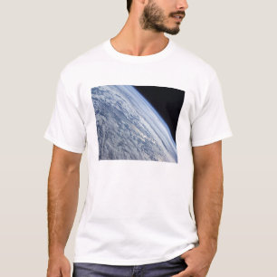 Der Horizont der Erde gegen die Schwärze des T-Shirt