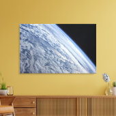 Der Horizont der Erde gegen die Schwärze des Weltr Leinwanddruck (Insitu (Wohnzimmer))