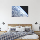 Der Horizont der Erde gegen die Schwärze des Weltr Leinwanddruck (Insitu (Schlafzimmer))