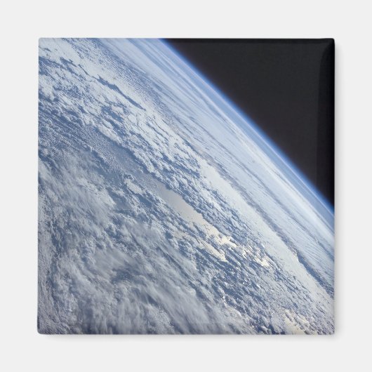 Der Horizont der Erde gegen die Schwärze des Weltr Magnet (Vorne)