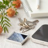 Der Horizont der Erde gegen die Schwärze des Weltr Schlüsselanhänger (Seite)