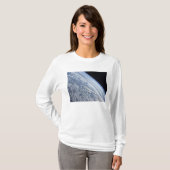 Der Horizont der Erde gegen die Schwärze des Weltr T-Shirt (Vorne ganz)