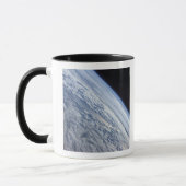 Der Horizont der Erde gegen die Schwärze des Weltr Tasse (Links)