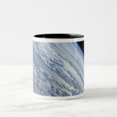 Der Horizont der Erde gegen die Schwärze des Weltr Zweifarbige Tasse (Mittel)