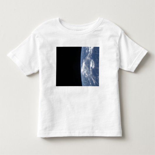 Der Horizont der Erde und die Schwärze des Weltrau Kleinkind T-shirt (Vorderseite)