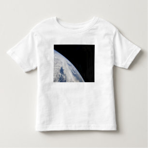 Der Horizont der Erde und die Schwärze des Weltrau Kleinkind T-shirt