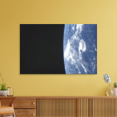 Der Horizont der Erde und die Schwärze des Weltrau Leinwanddruck (Insitu (Wohnzimmer))