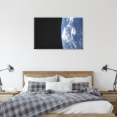 Der Horizont der Erde und die Schwärze des Weltrau Leinwanddruck (Insitu (Schlafzimmer))