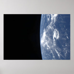 Der Horizont der Erde und die Schwärze des Weltrau Poster