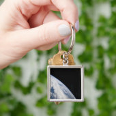 Der Horizont der Erde und die Schwärze des Weltrau Schlüsselanhänger (Hand)