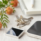 Der Horizont der Erde und die Schwärze des Weltrau Schlüsselanhänger (Seite)